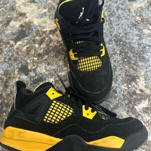 Kids Jordan 4 retro sneakers black and yellow